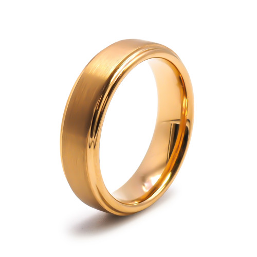 Bague tungstène -  PVD Doré - finition brossée - côté biseauté - largeur 8mm - Carla Valenti